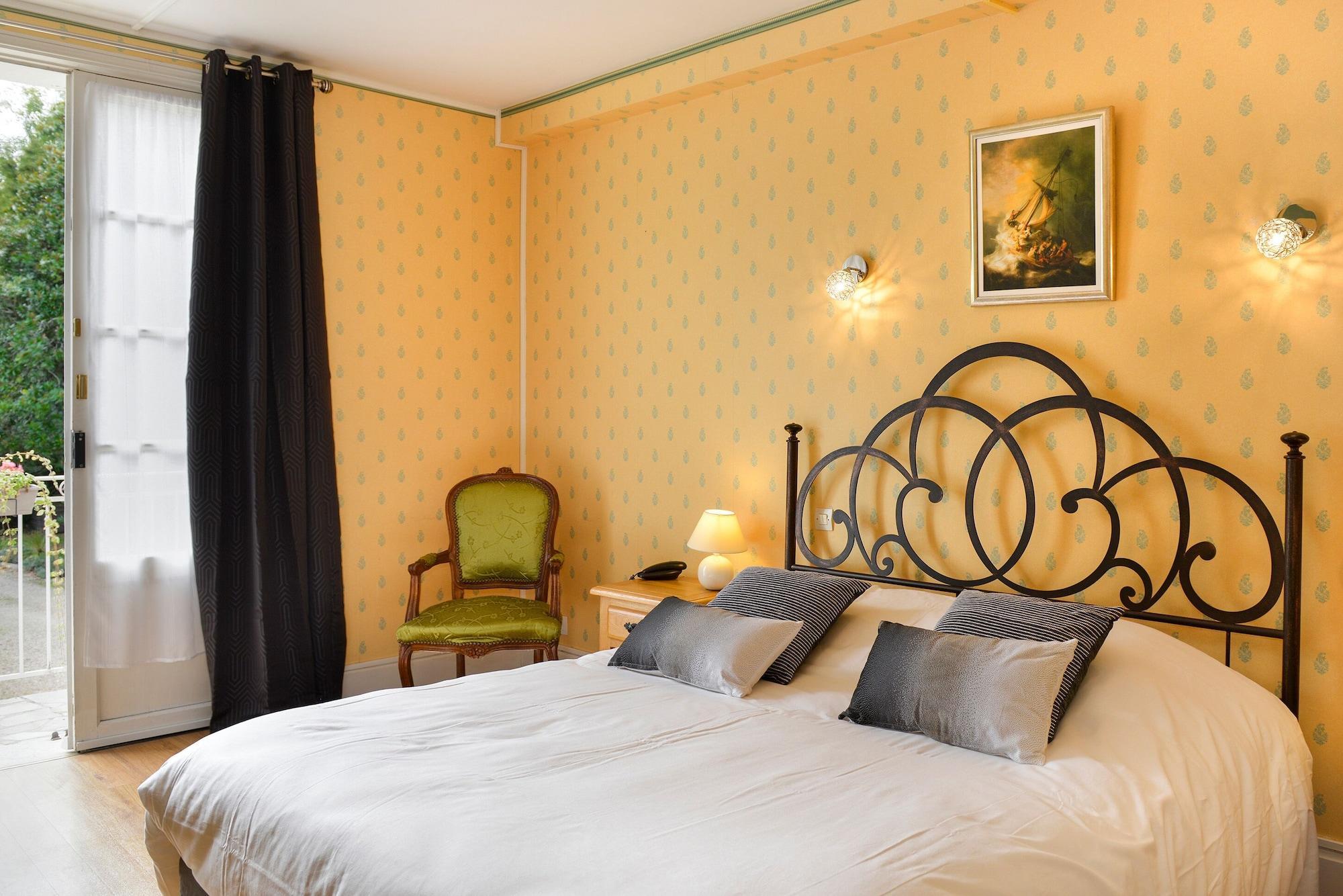 Logis Manoir De La Giraudiere Beaumont-en-Veron Bagian luar foto
