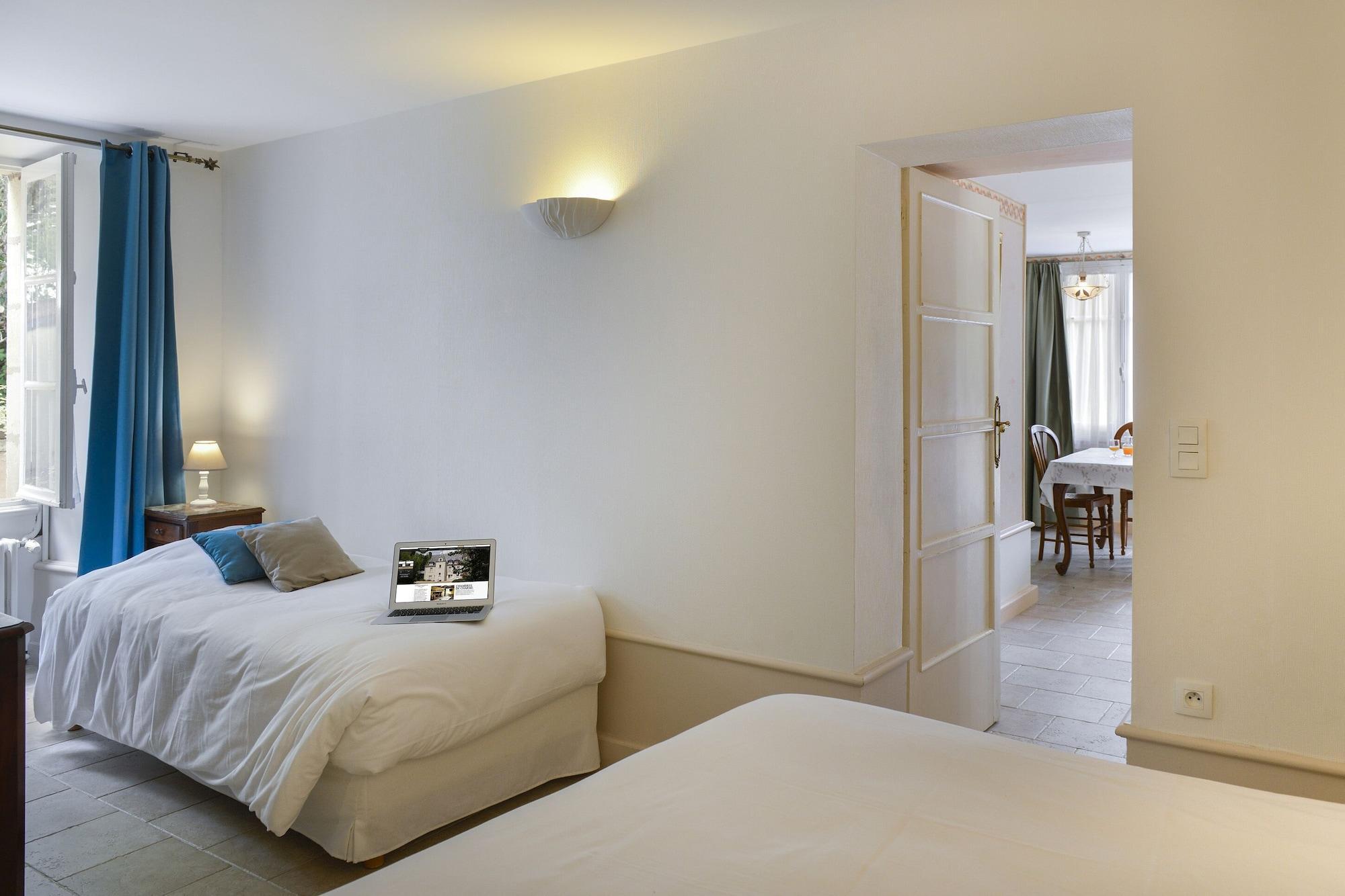 Logis Manoir De La Giraudiere Beaumont-en-Veron Bagian luar foto