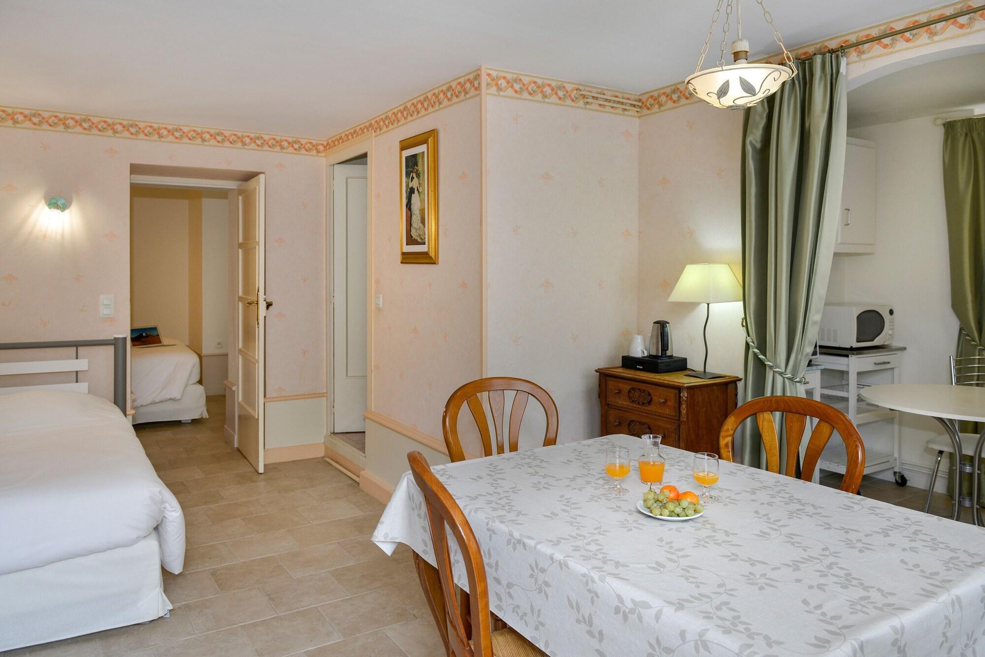 Logis Manoir De La Giraudiere Beaumont-en-Veron Bagian luar foto