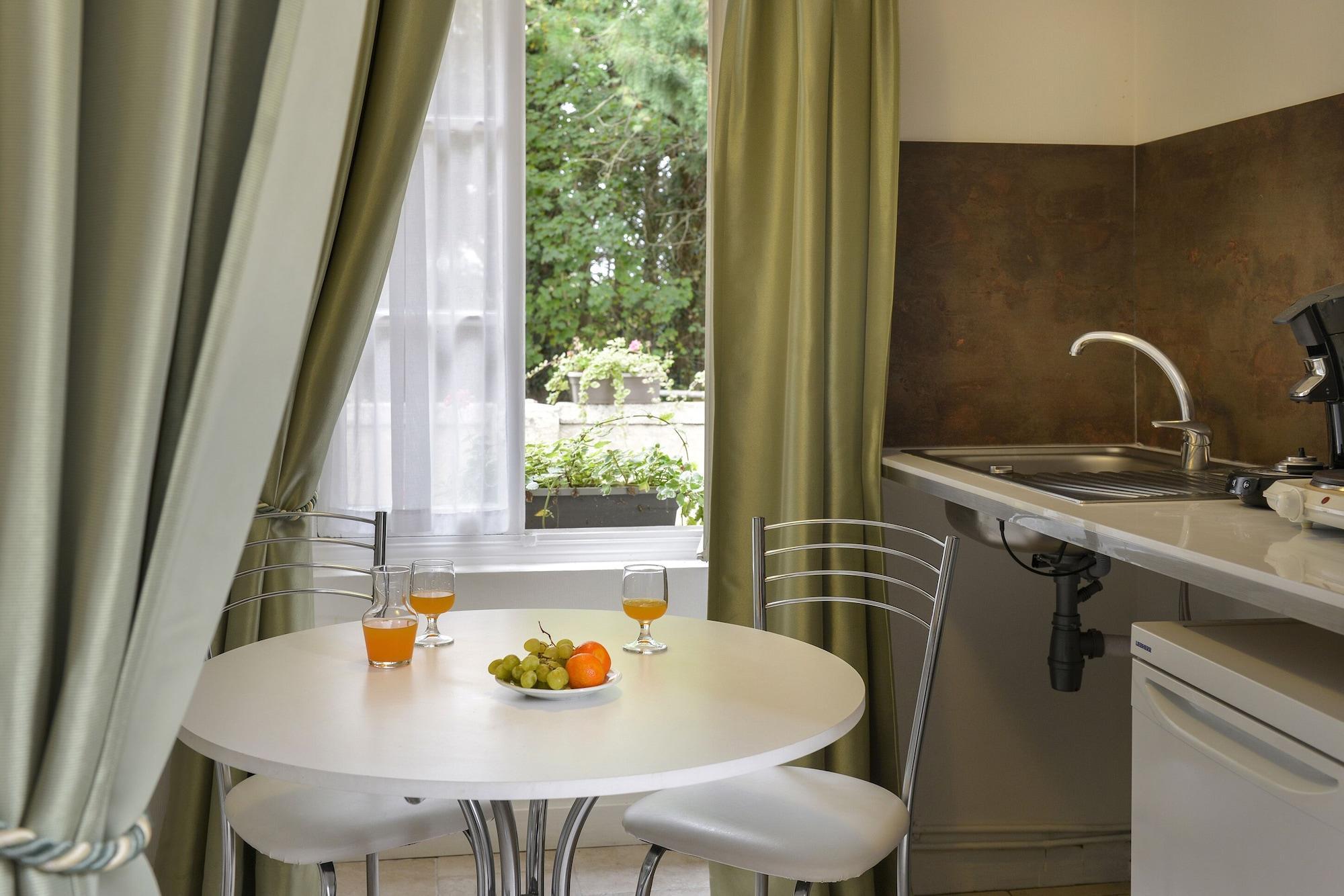 Logis Manoir De La Giraudiere Beaumont-en-Veron Bagian luar foto