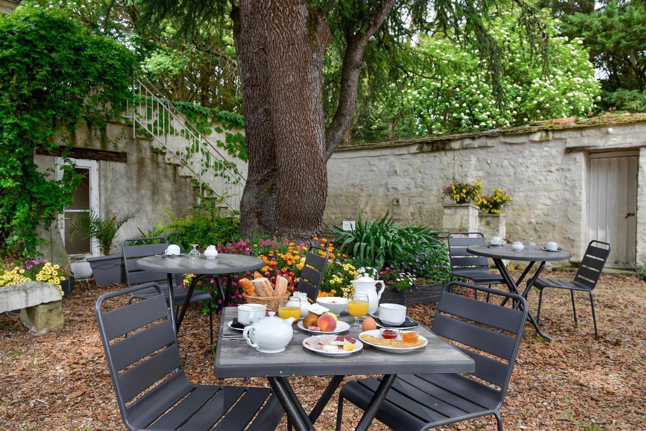Logis Manoir De La Giraudiere Beaumont-en-Veron Bagian luar foto