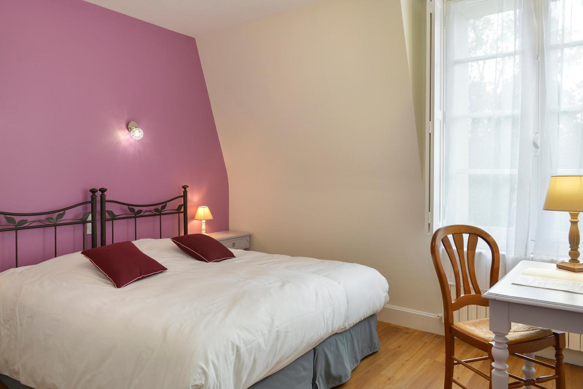 Logis Manoir De La Giraudiere Beaumont-en-Veron Bagian luar foto