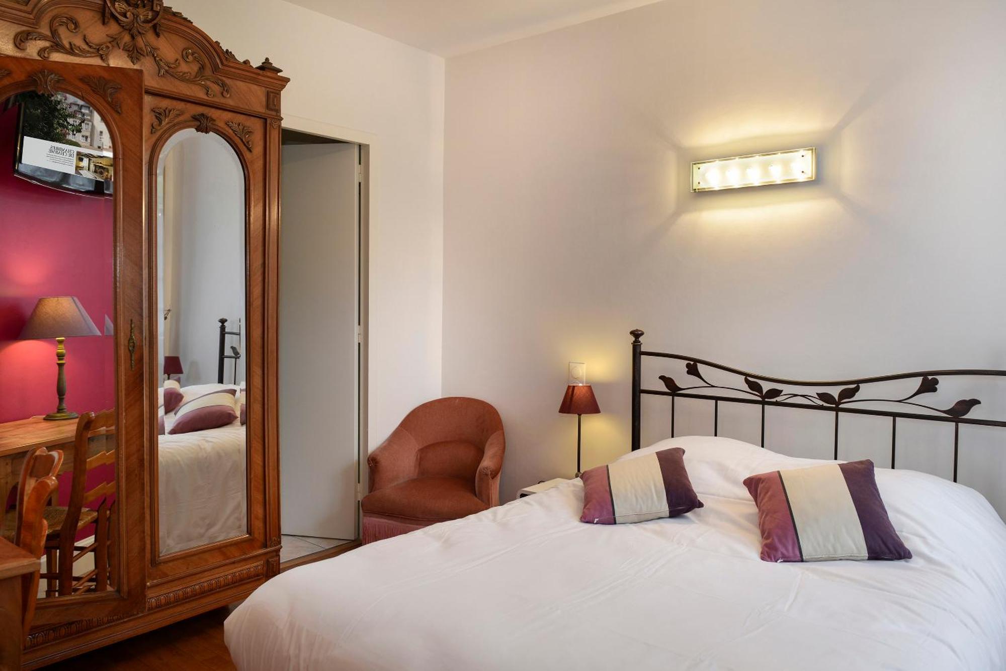 Logis Manoir De La Giraudiere Beaumont-en-Veron Bagian luar foto