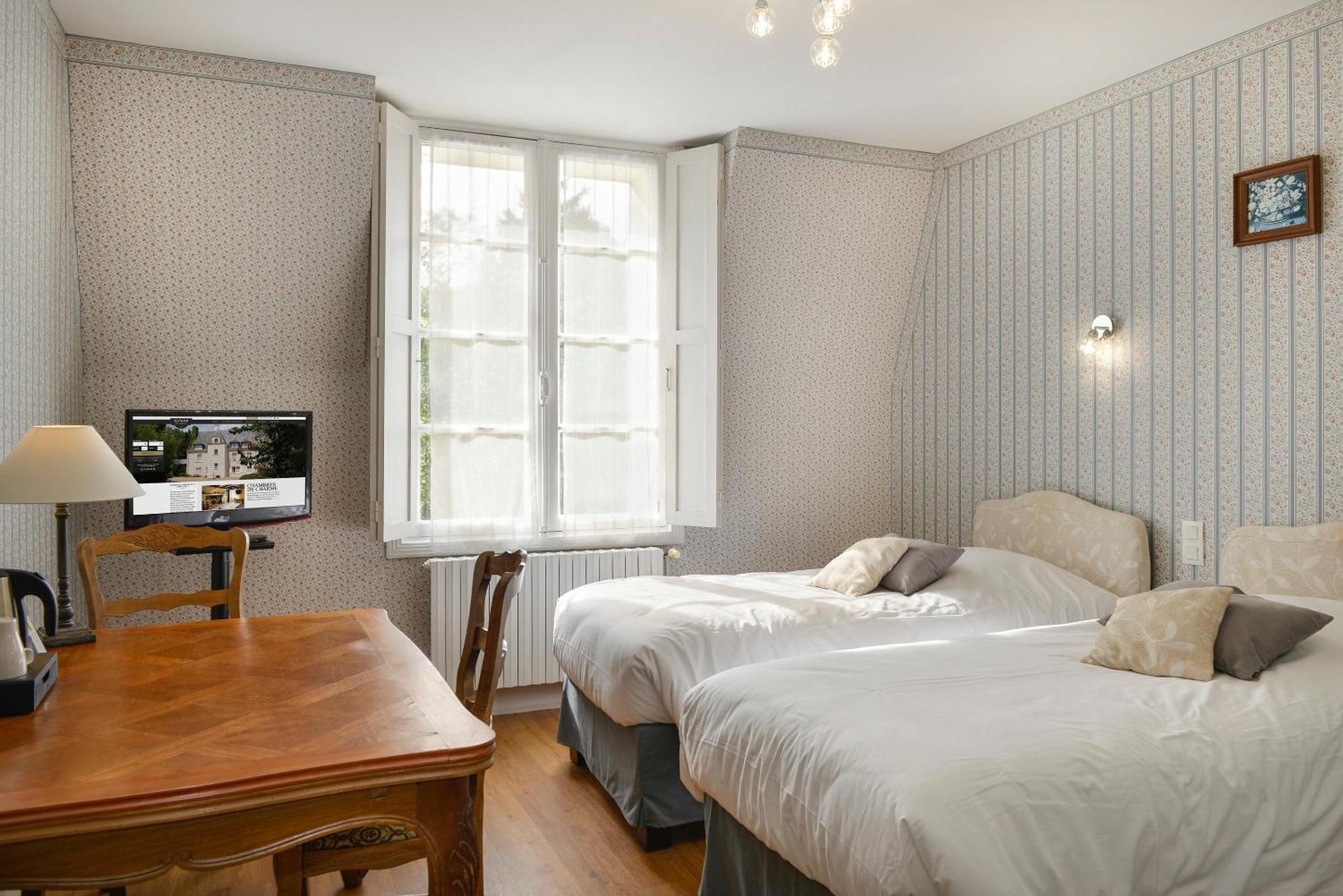 Logis Manoir De La Giraudiere Beaumont-en-Veron Bagian luar foto