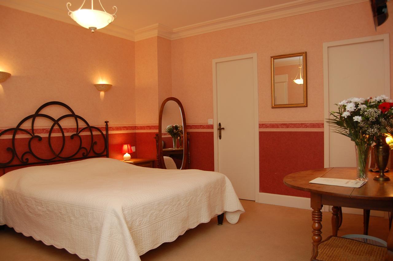 Logis Manoir De La Giraudiere Beaumont-en-Veron Bagian luar foto