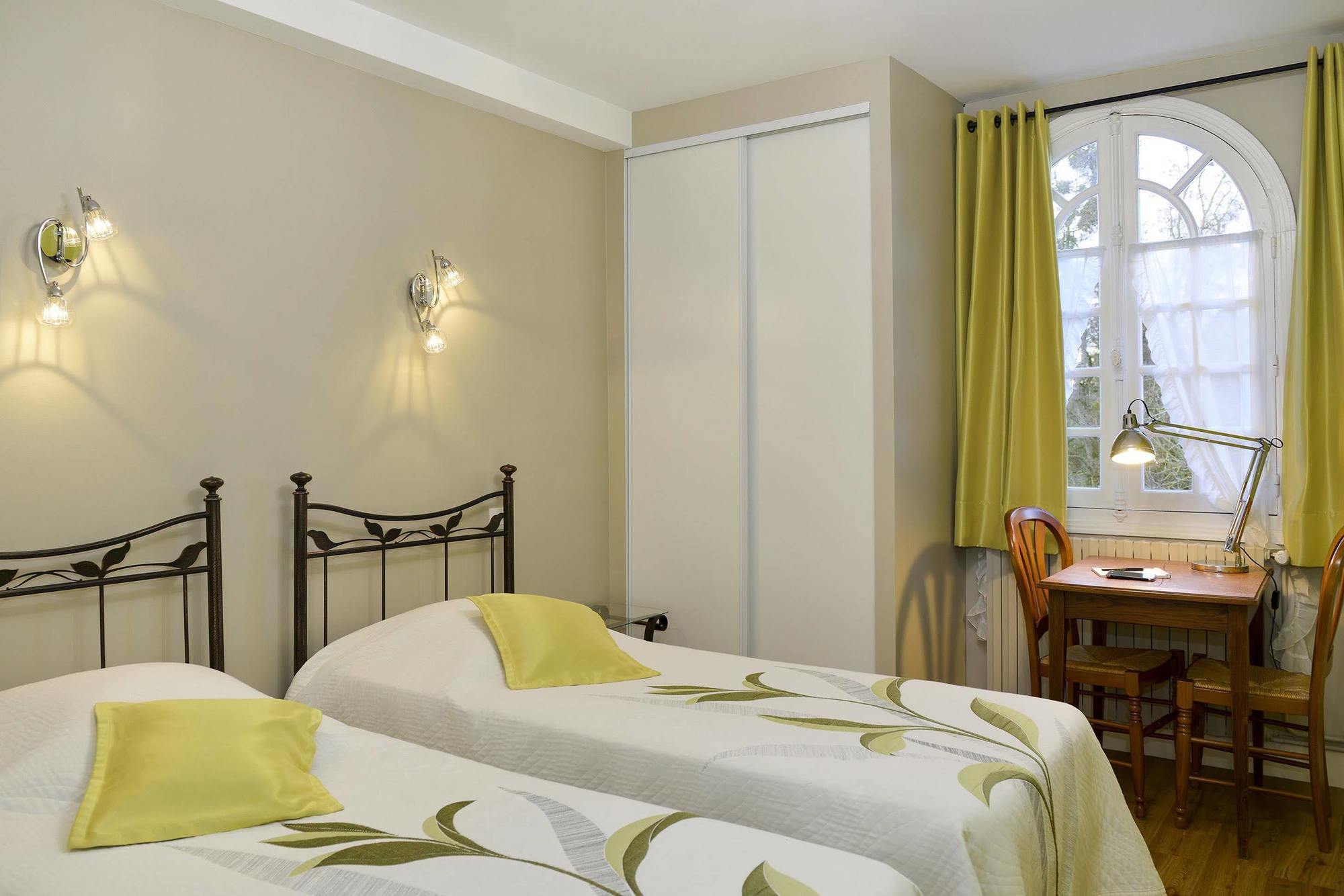 Logis Manoir De La Giraudiere Beaumont-en-Veron Bagian luar foto